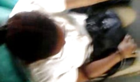 یک دختر با موهای بلوند بازی هایسکسی در ریخته گری