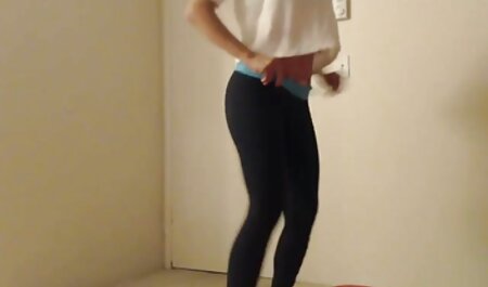 میا بازی سکسی باربی Bandini هل دادن دور panties او sneaks را در الاغ